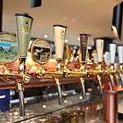 Verschiedene Bierhähne in einer modernen Bar.