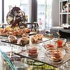 Eine Auswahl an Tapas und Dips auf einem Tisch.