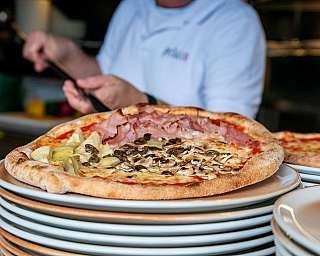 Pizza aus dem Holzofen