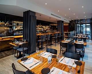 Ristorante elegante con tavoli e bar ben arredati.